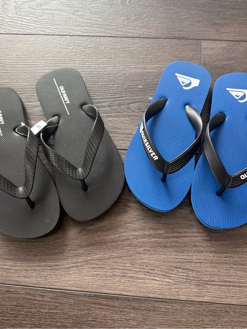 Boys Quiksilver NWT Old Navy flip flops - black & blue sz 1-2